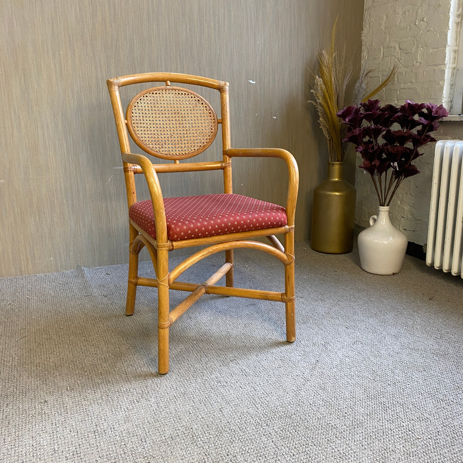 Rattan Armlehnstuhl mit Geflecht & rotem Polstersitz – gemütlicher Vintage Korbstuhl aus Naturmaterial Stuhl gebraucht