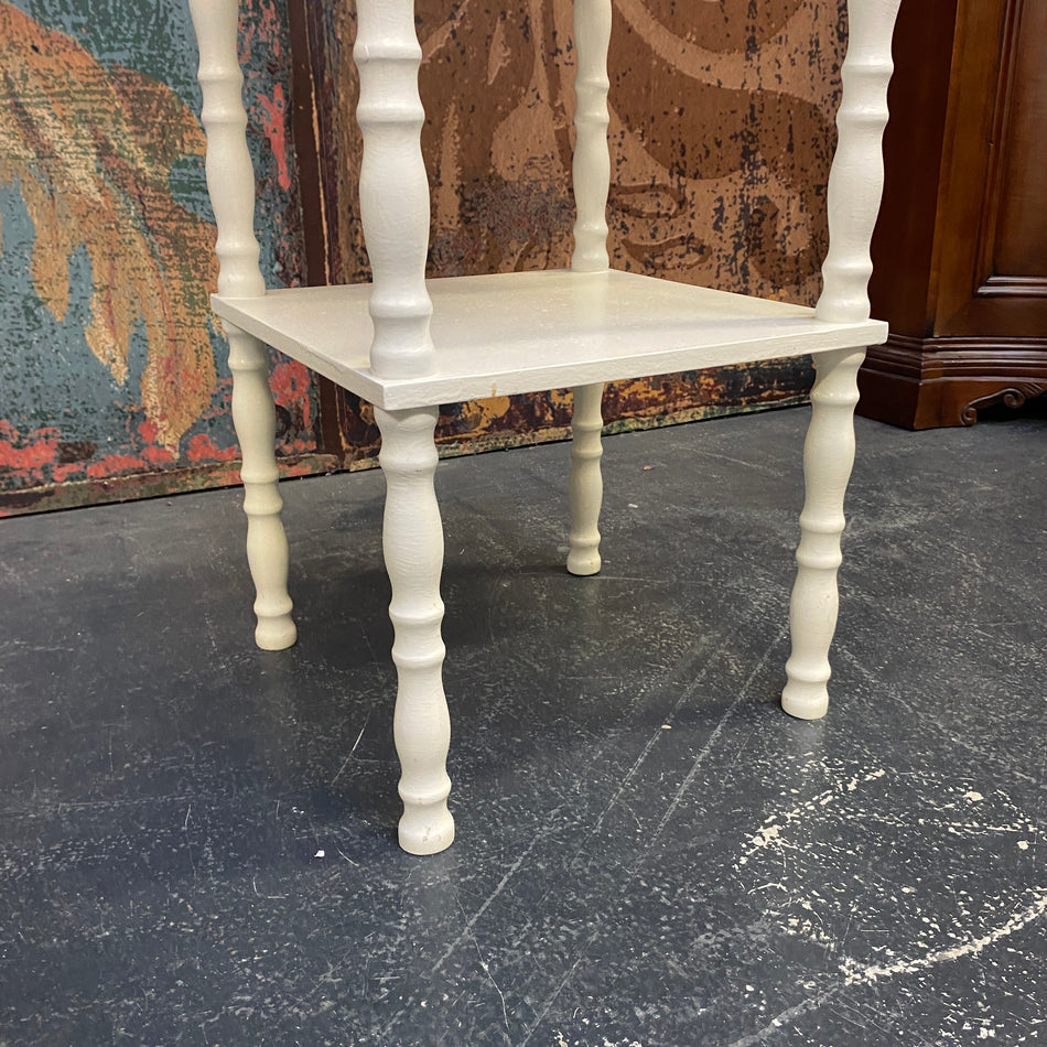 Weißer Beistelltisch im Landhausstil mit Ablage – dekorativer Vintage Tisch gebraucht