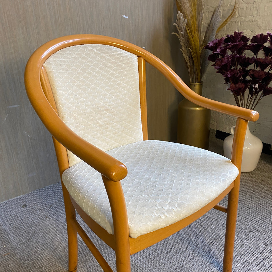 Esszimmerstuhl Holz mit Armlehnen & gepolsterter Rückenlehne – heller Stoffstuhl im klassischen Design Stuhl gebraucht