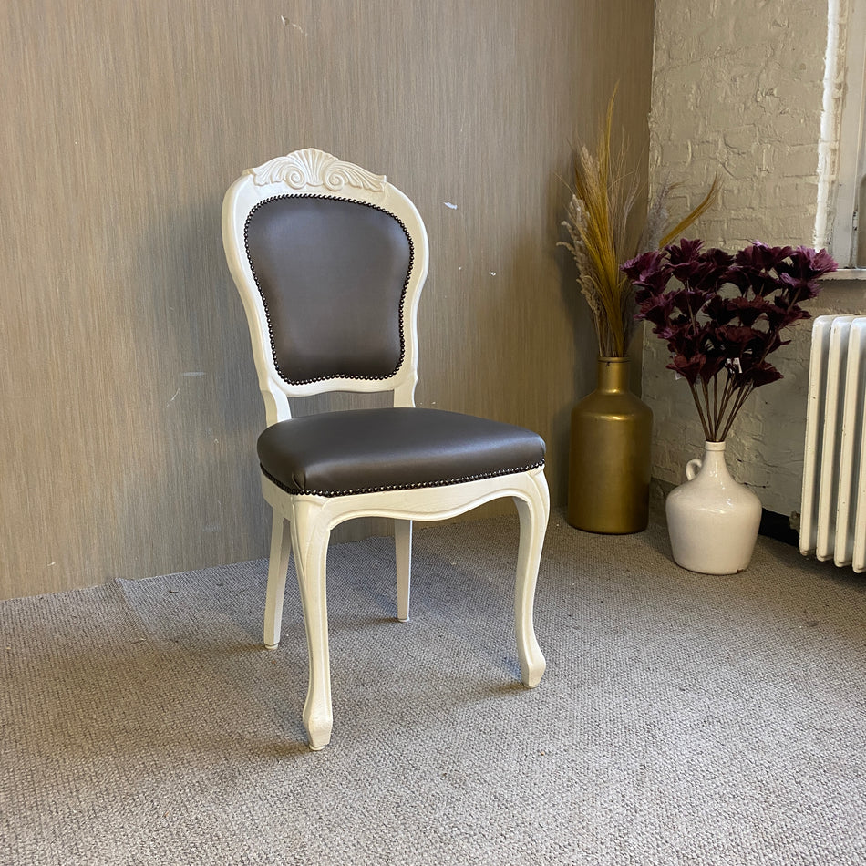 Barock Stuhl Weiß mit Kunstlederpolster – Eleganter Vintage Holzstuhl im Antikstil gebraucht