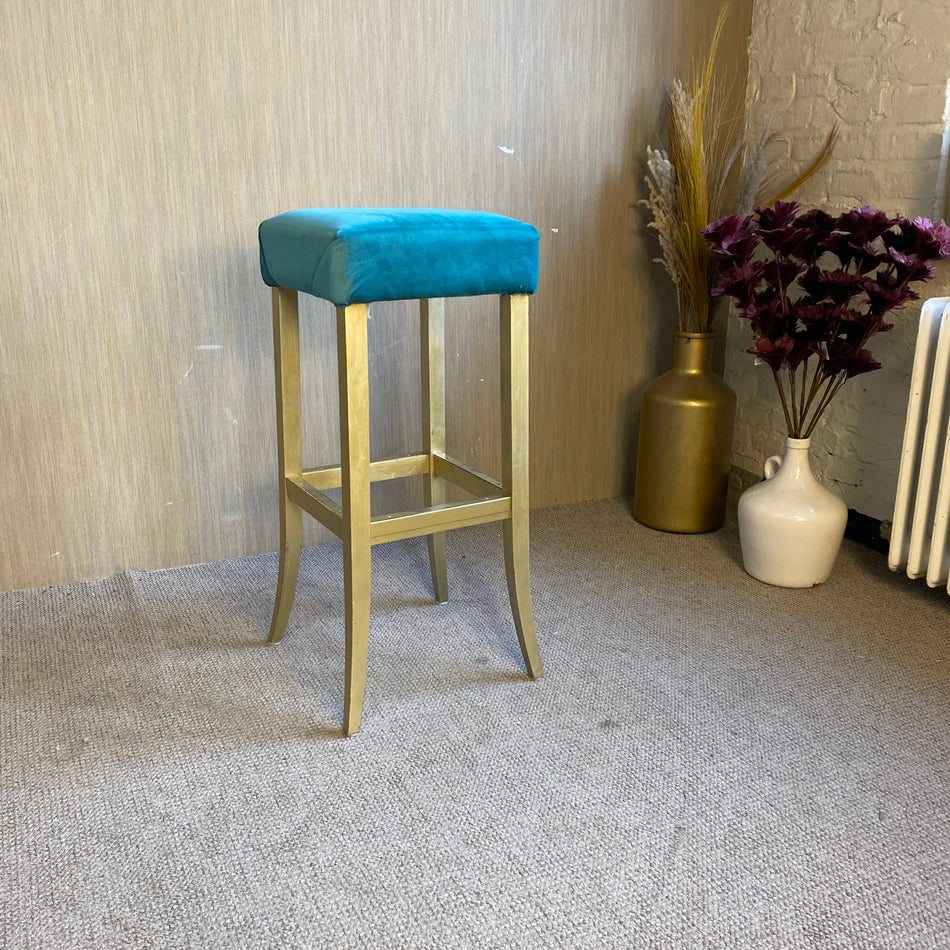 Goldener Barhocker mit türkisfarbenem Samtbezug – eleganter moderner Sitzhocker – Hocker gebraucht
