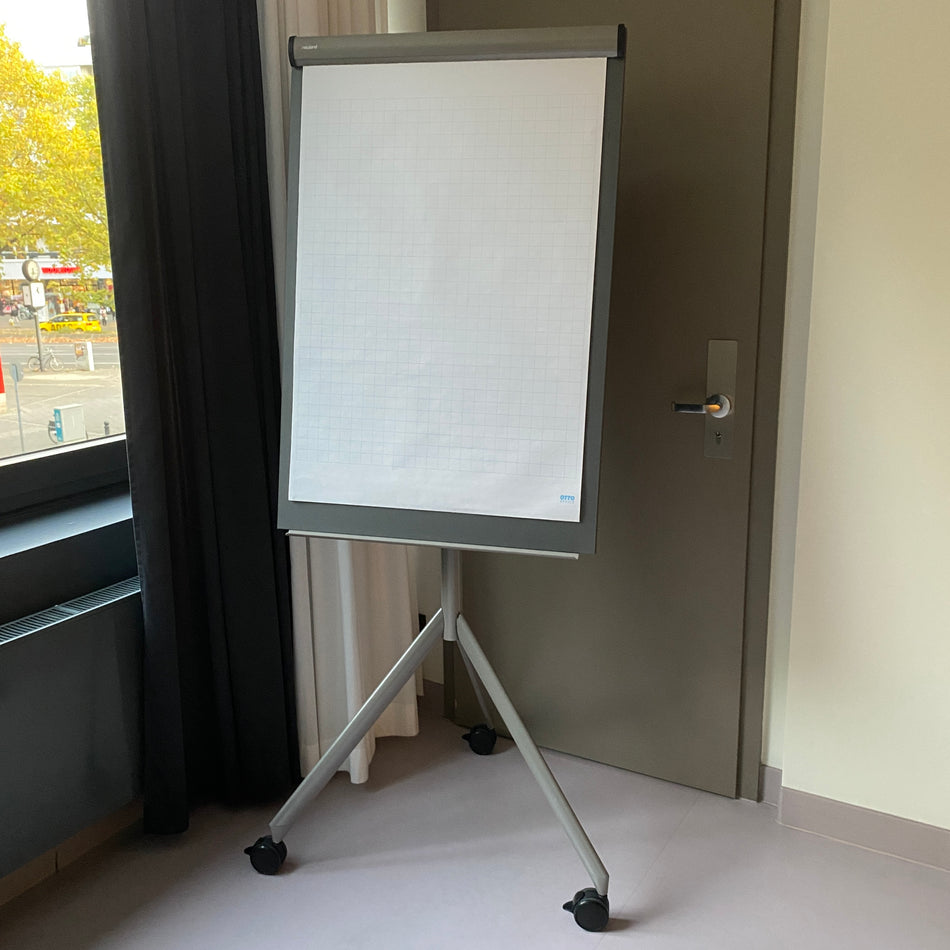 Neuland Flipchart gebraucht grau Metall Tripod Büro