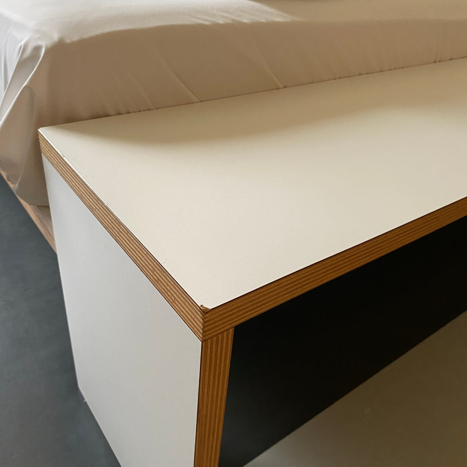 Minimalistische Sitzbank gebraucht weiß Holz Multiplex 120cm Bettbank