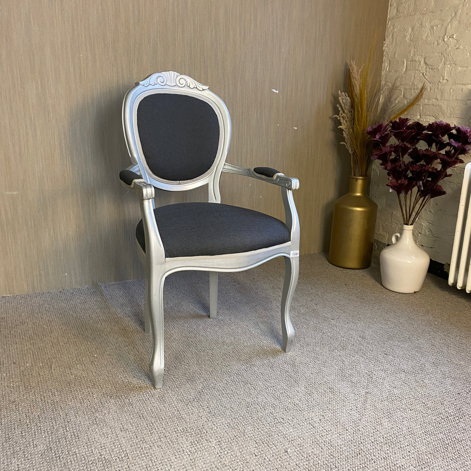 Eleganter französischer Armlehnstuhl im Barock-Stil mit grauer Polsterung – hochwertiger Holzstuhl Stuhl gebraucht