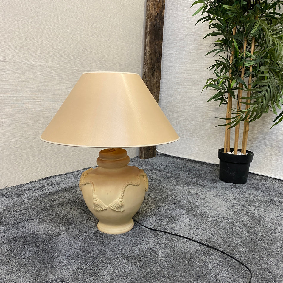 Vintage Tischlampe im klassischen Keramik-Design mit großem Stoffschirm – gebraucht