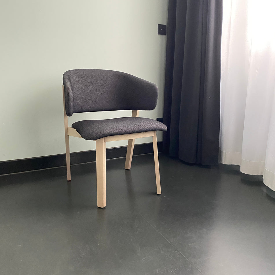 Designer Fornasarig Sessel Stuhl gebraucht grau gepolstert Holz Armlehnstuhl aus Design-Hotel