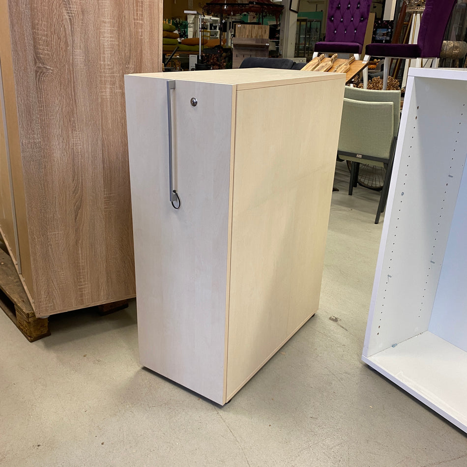 Schmaler Auszugsschrank / Apothekerschrank aus Holz mit Einlegeböden und großer Vollauszug-Schublade – gebraucht