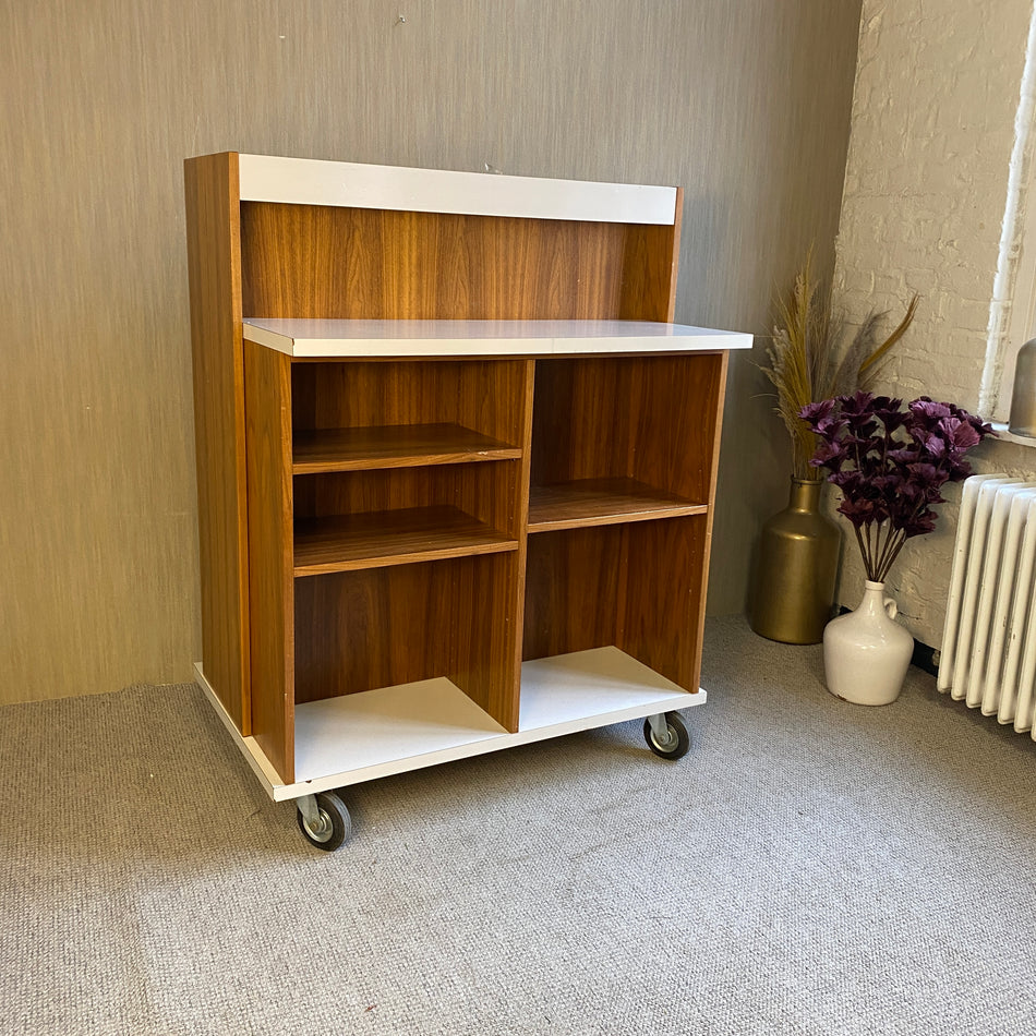 Vintage Servierwagen Regal auf Rollen mit Holzoptik & weißen Ablagen – mobil & retro gebraucht