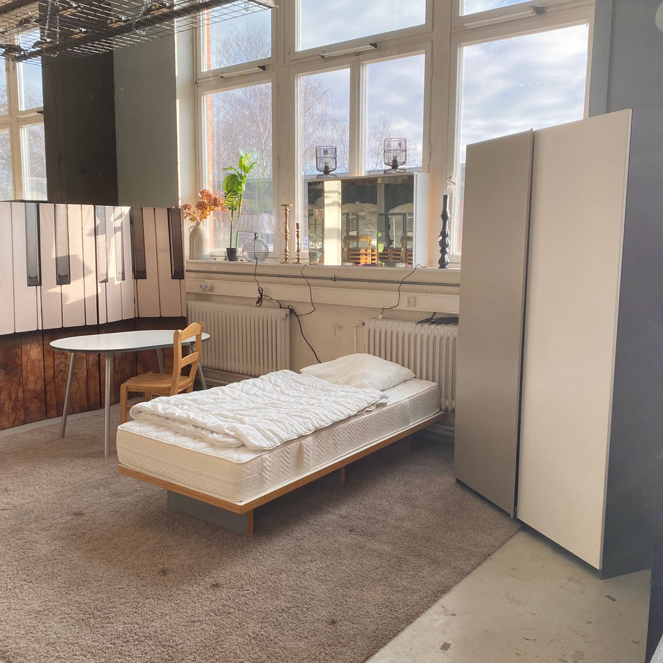 Komplettzimmer mit Einzelbett Schrank Schreibtisch Bettwaren Monteurzimmer