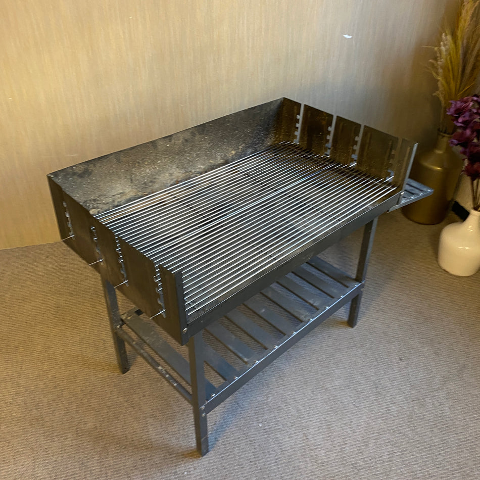 Großer Stahl Grilltisch / Grillstation mit verstellbarem Rost und Ablage – Outdoor Grilltisch – gebraucht