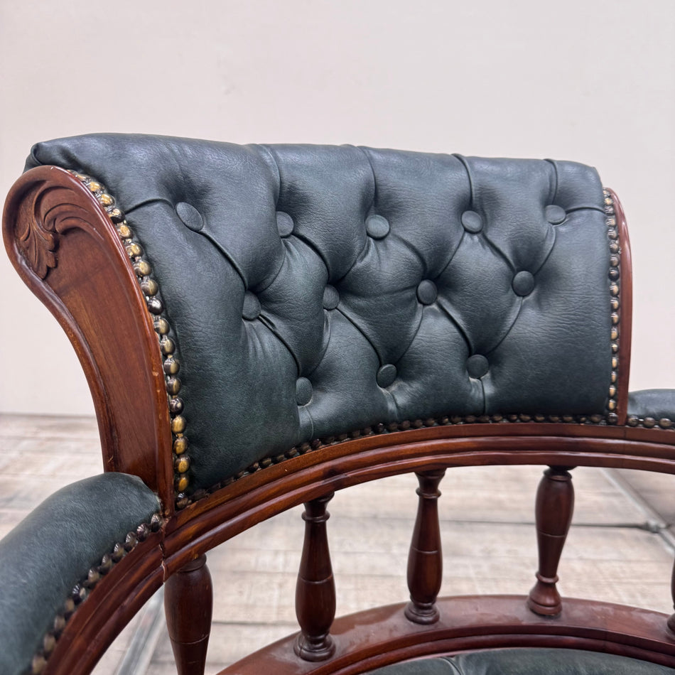 Chesterfield Kapitänsstuhl Leder Dunkelgrün Vintage Club-Sessel aus Villen-Bestand Antiquität