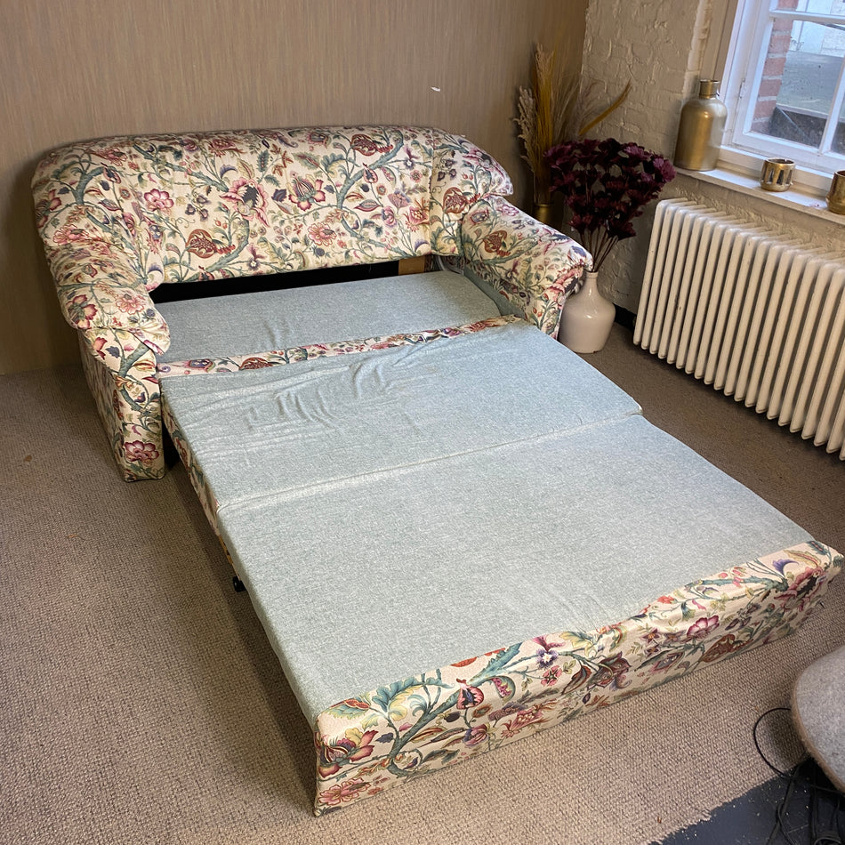 Vintage Schlafsofa mit geblümtem Stoff, ausklappbarer Liegefläche & Charme – Sofa gebraucht