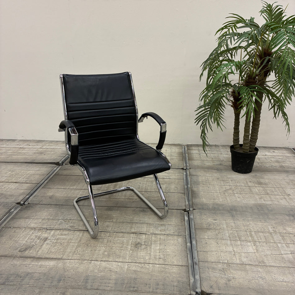 Büro Zimmer mit Schreibtisch Freischwinger und Sideboard Gebraucht