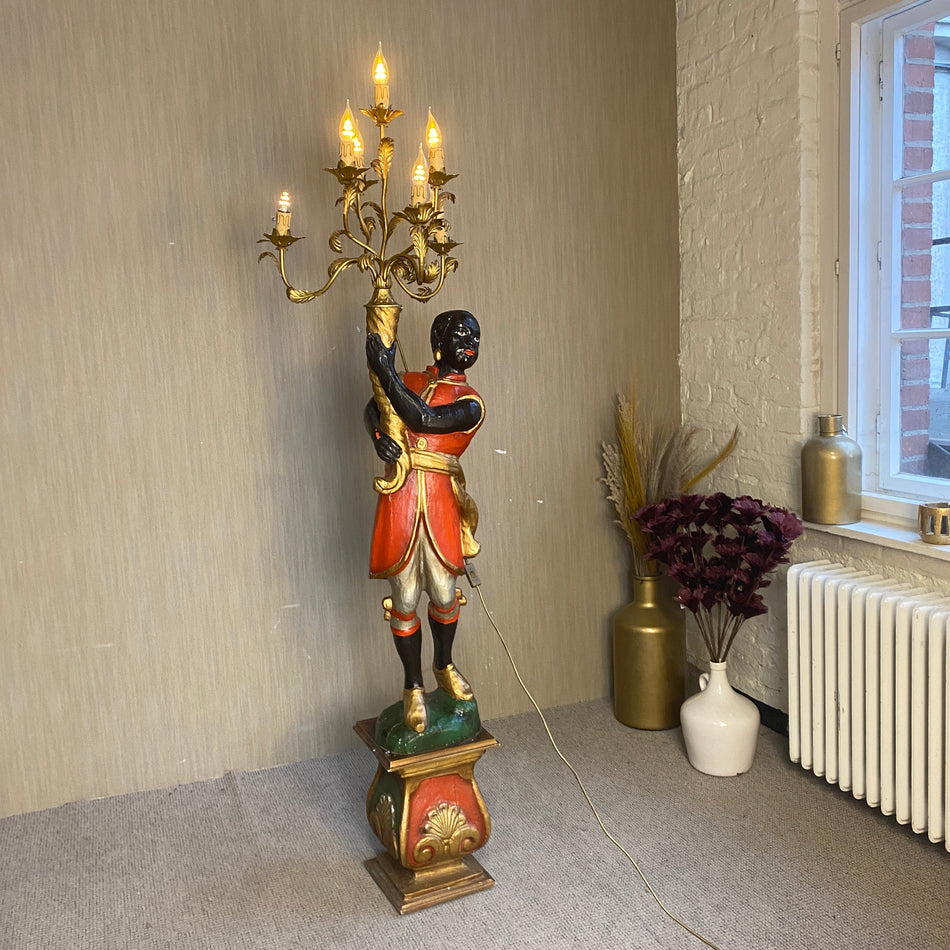 Große handbemalte Trägerfigur mit Leuchter – dekorative Stehlampe aus Holz & Metall