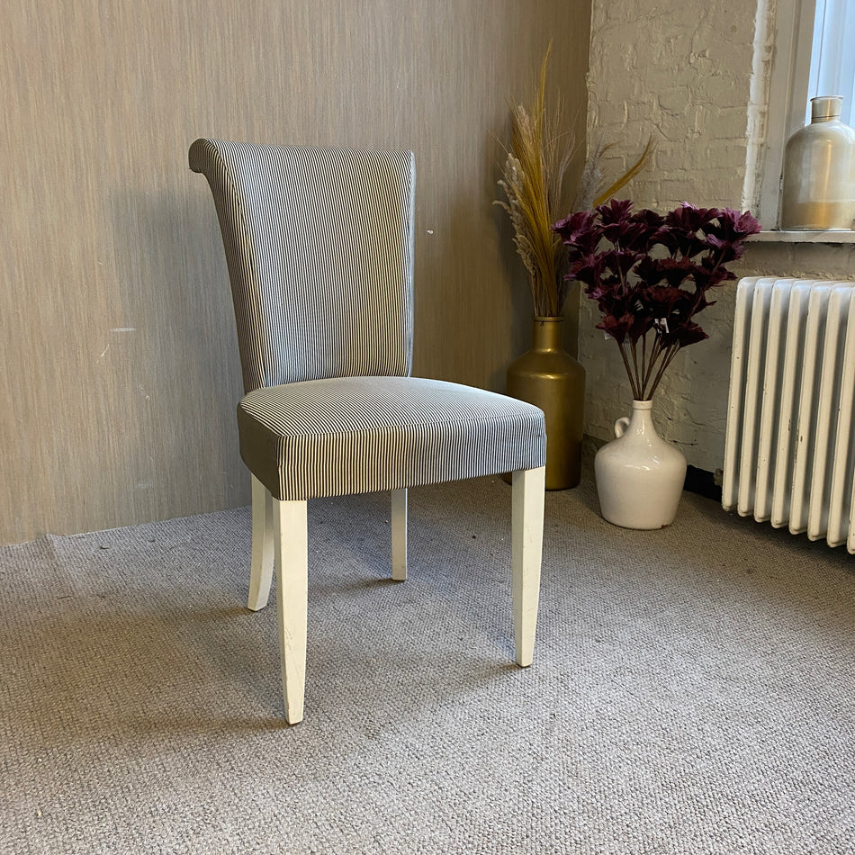 Eleganter Polsterstuhl in Grau mit weißen Holzbeinen – moderner Esszimmerstuhl im klassischen Design Stuhl gebraucht