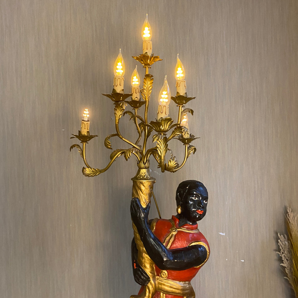 Große handbemalte Trägerfigur mit Leuchter – dekorative Stehlampe aus Holz & Metall