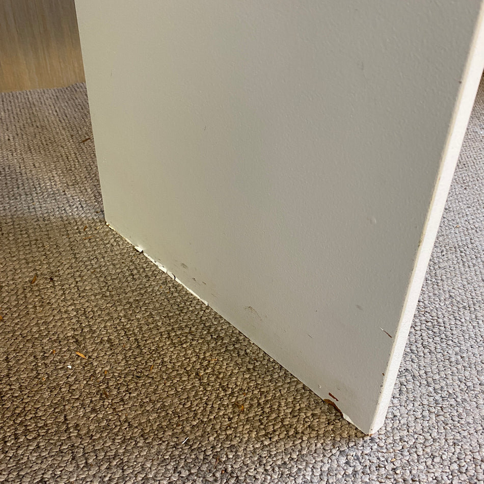 Schlichter weißer Schreibtisch im modernen Stil – minimaler Arbeitstisch – Tisch gebraucht