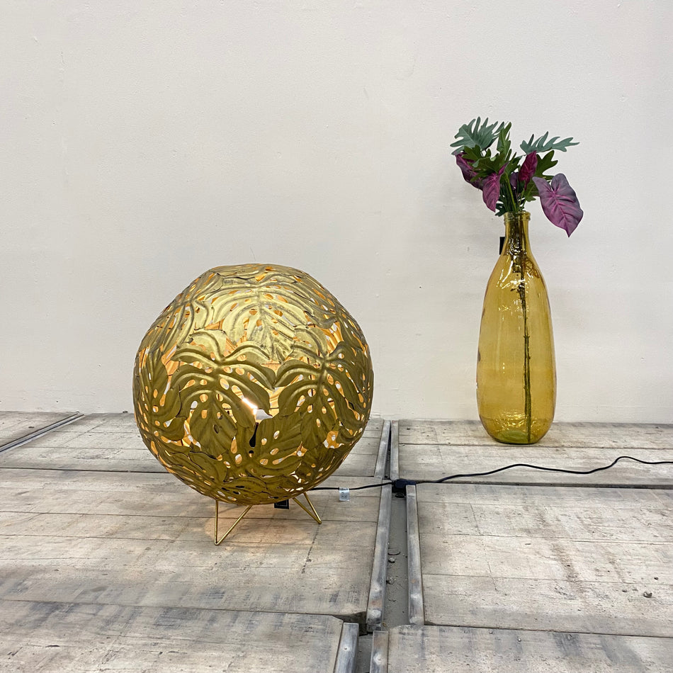Countryfield Derry Tischlampe golden Floral Kugel Palmen Lampe