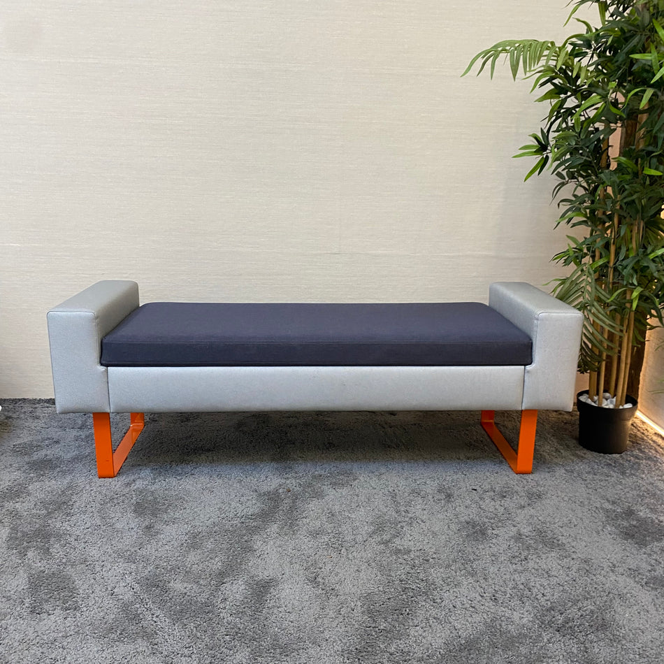 Gepolsterte Sitzbank grau mit Metallfüßen – Bank gebraucht