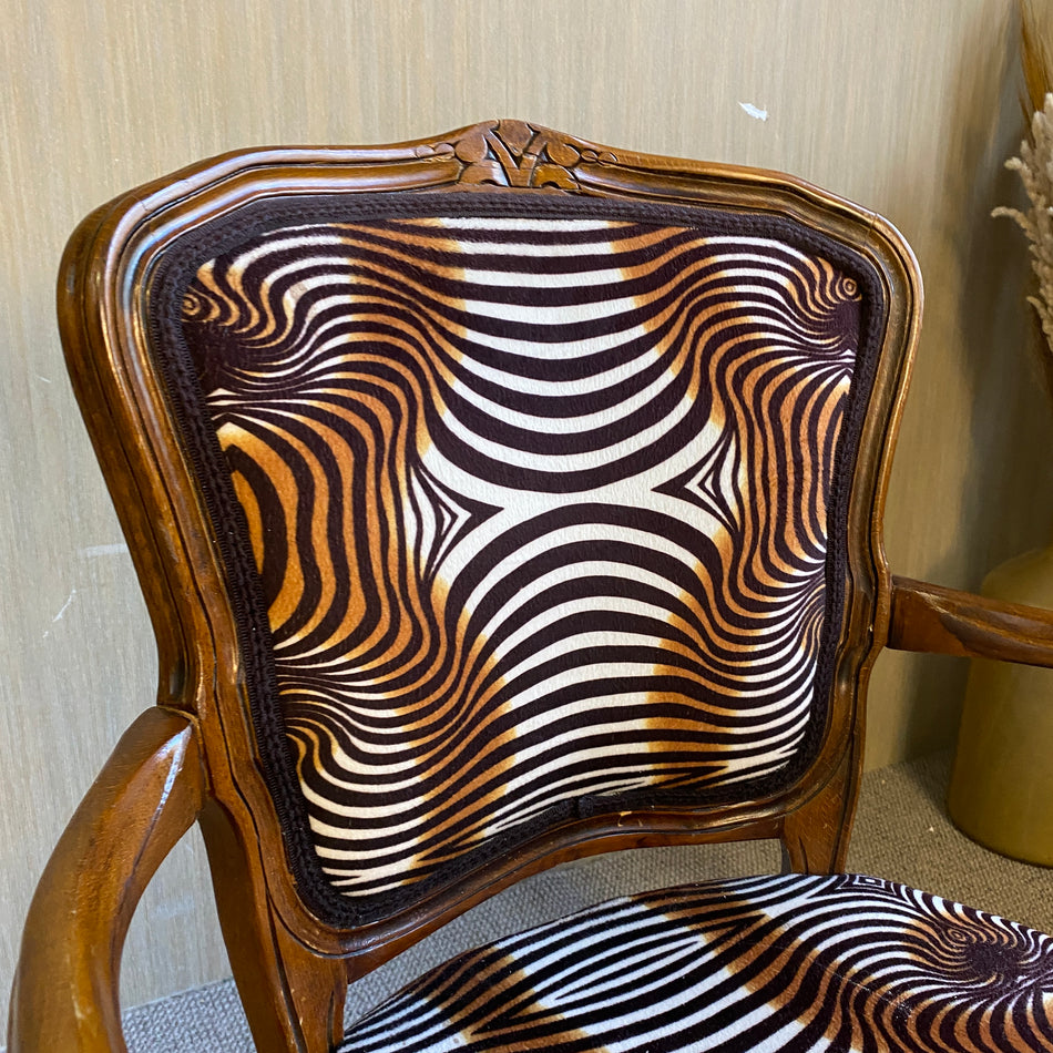Barock Sessel mit Zebra-Stoff – geschnitzter Armlehnstuhl im Vintage Stil Stuhl gebraucht