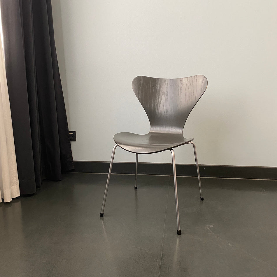 Fritz Hansen Serie 7 3107 Stuhl gebraucht grau aus Design-Hotel