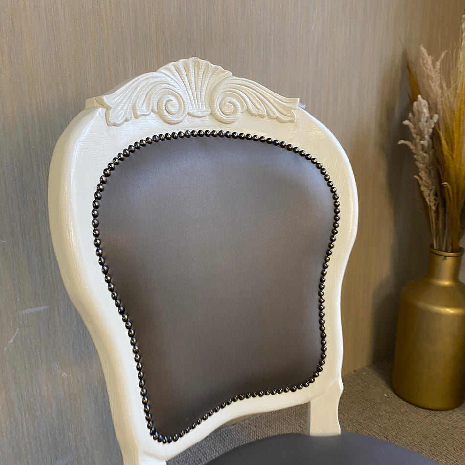 Barock Stuhl Weiß mit Kunstlederpolster – Eleganter Vintage Holzstuhl im Antikstil gebraucht