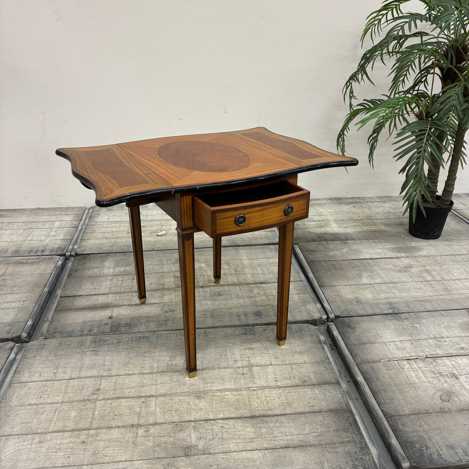 Stilmöbel Biedermeier-Klapptisch mit Intarsien Mahagoni Tisch 5-Sterne Schlosshotel