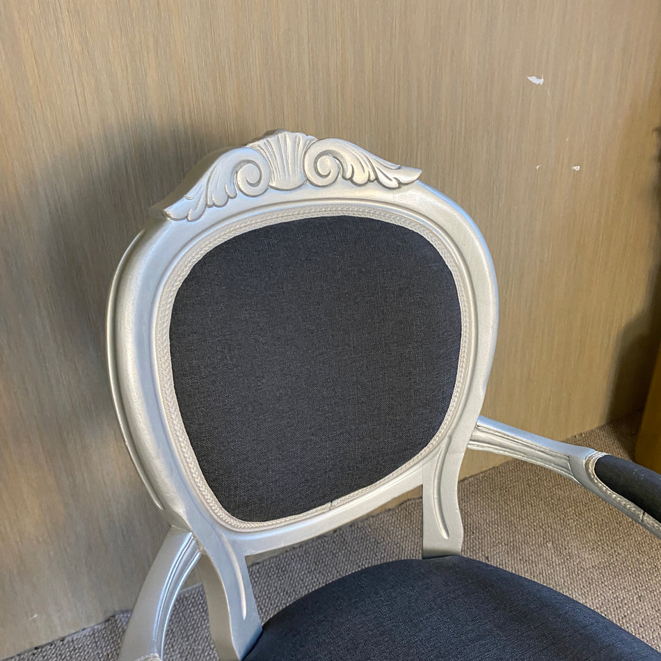 Eleganter französischer Armlehnstuhl im Barock-Stil mit grauer Polsterung – hochwertiger Holzstuhl Stuhl gebraucht