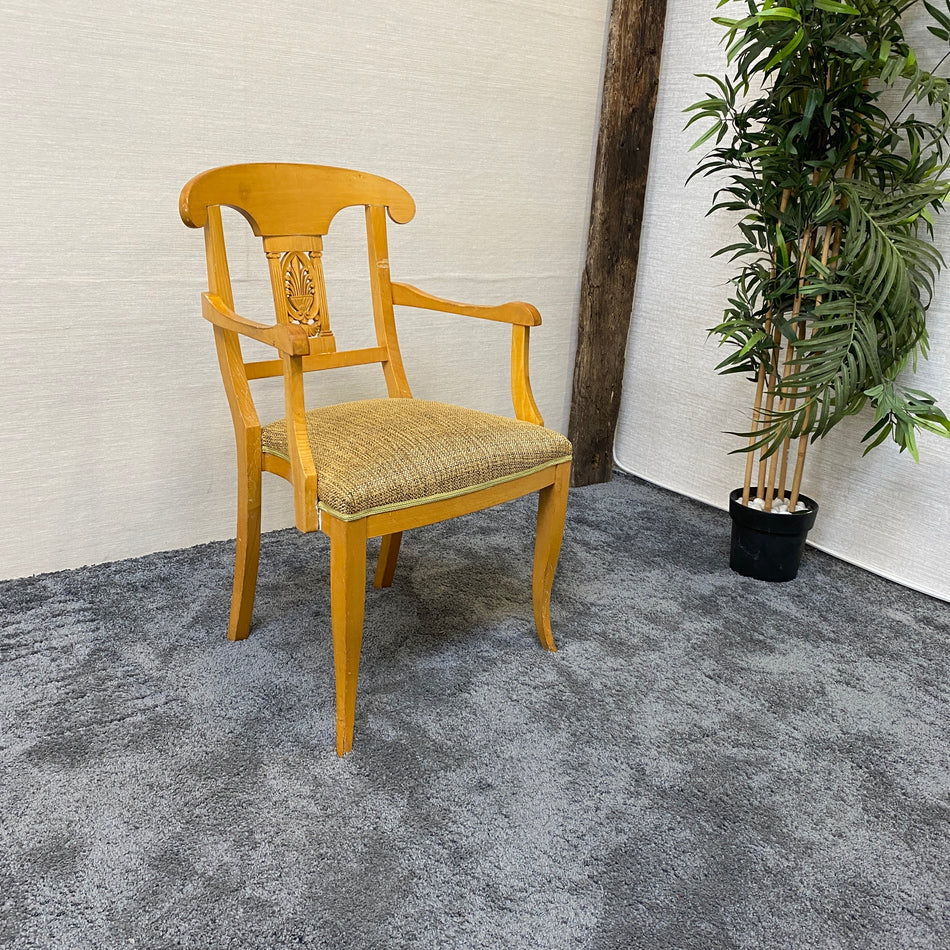 Klassischer Armlehnstuhl aus Holz mit Schnitzerei & Polstersitz in grau – stabil & dekorativ – gebraucht