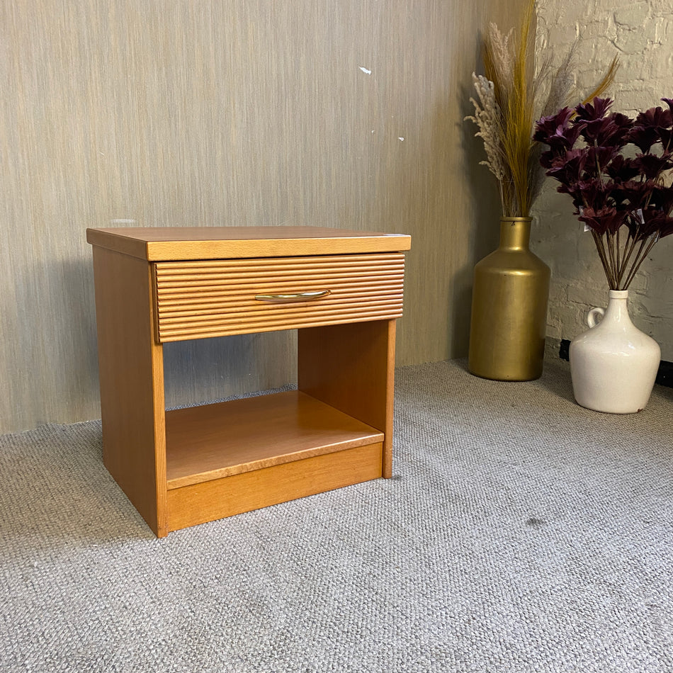 Klassischer Holz-Nachttisch mit Schublade und Ablagefach – praktischer Beistell-Tisch gebraucht