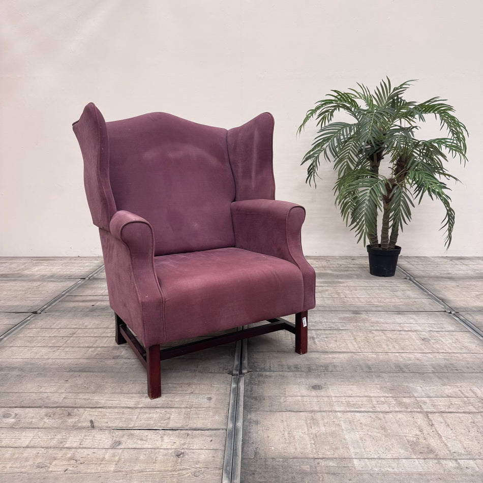 Klassischer Ohrensessel in Aubergine LilaLoungesessel Sessel aus Villen-Bestand gebraucht