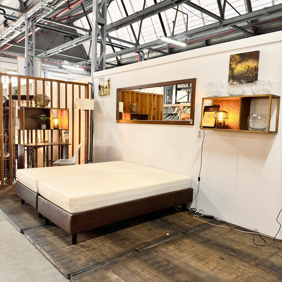 Zimmer mit Zwei Einzelbetten Eiche Schreibtisch Ganzkörperspiegel & Schalenstuhl Gebraucht