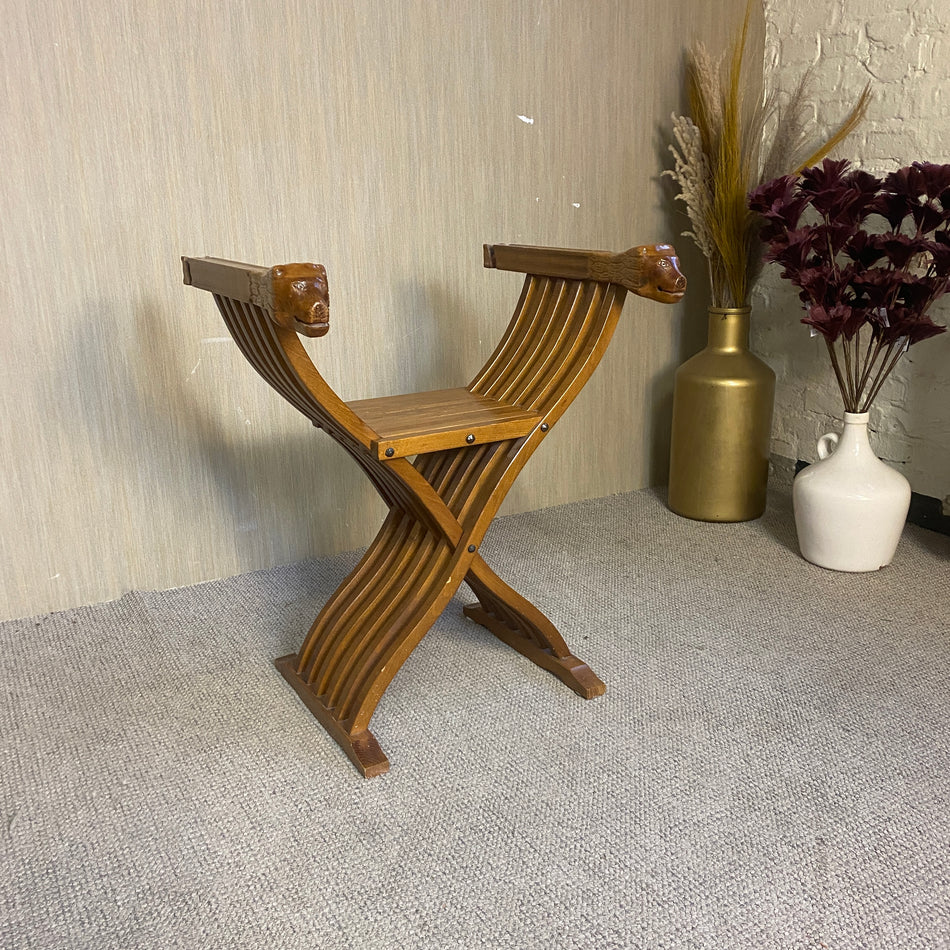 Antiker Savonarola Stuhl aus Holz mit Löwenkopfdetails – dekorativer Historik Stuhl gebraucht