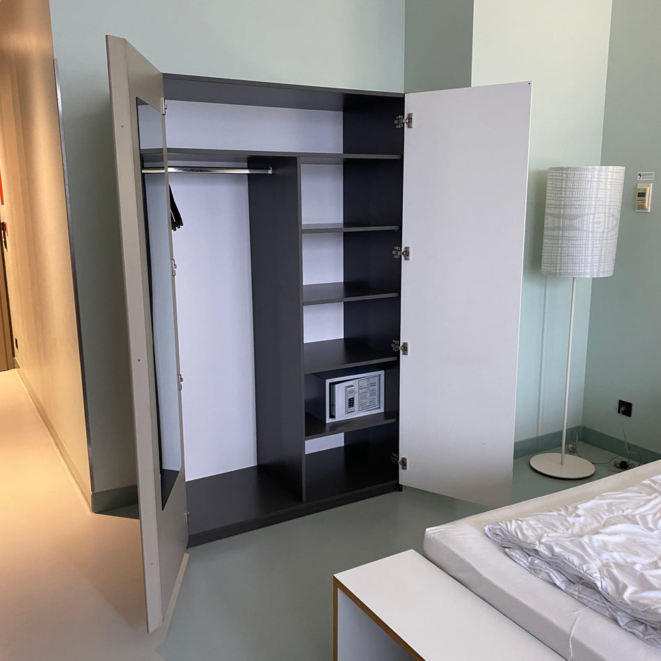 Kleiderschrank gebraucht grau weiß 2-türig Garderobentange Fächer 200cm