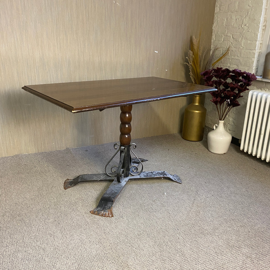 Vintage Bistrotisch mit Gusseisenfuß – rechteckiger Holztisch im Industrial Stil Tisch gebraucht