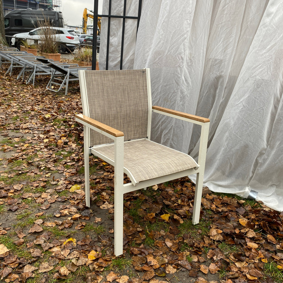 Gartenstuhl Aluminium in Creme/Braun mit Textilene & Holzarmlehnen – stapelbarer Outdoor Stuhl – gebraucht