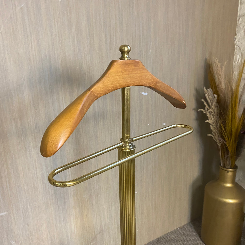 Eleganter goldener Herrendiener / Kleiderständer mit Holzbügel – stilvoller Anziehständer – Ständer gebraucht