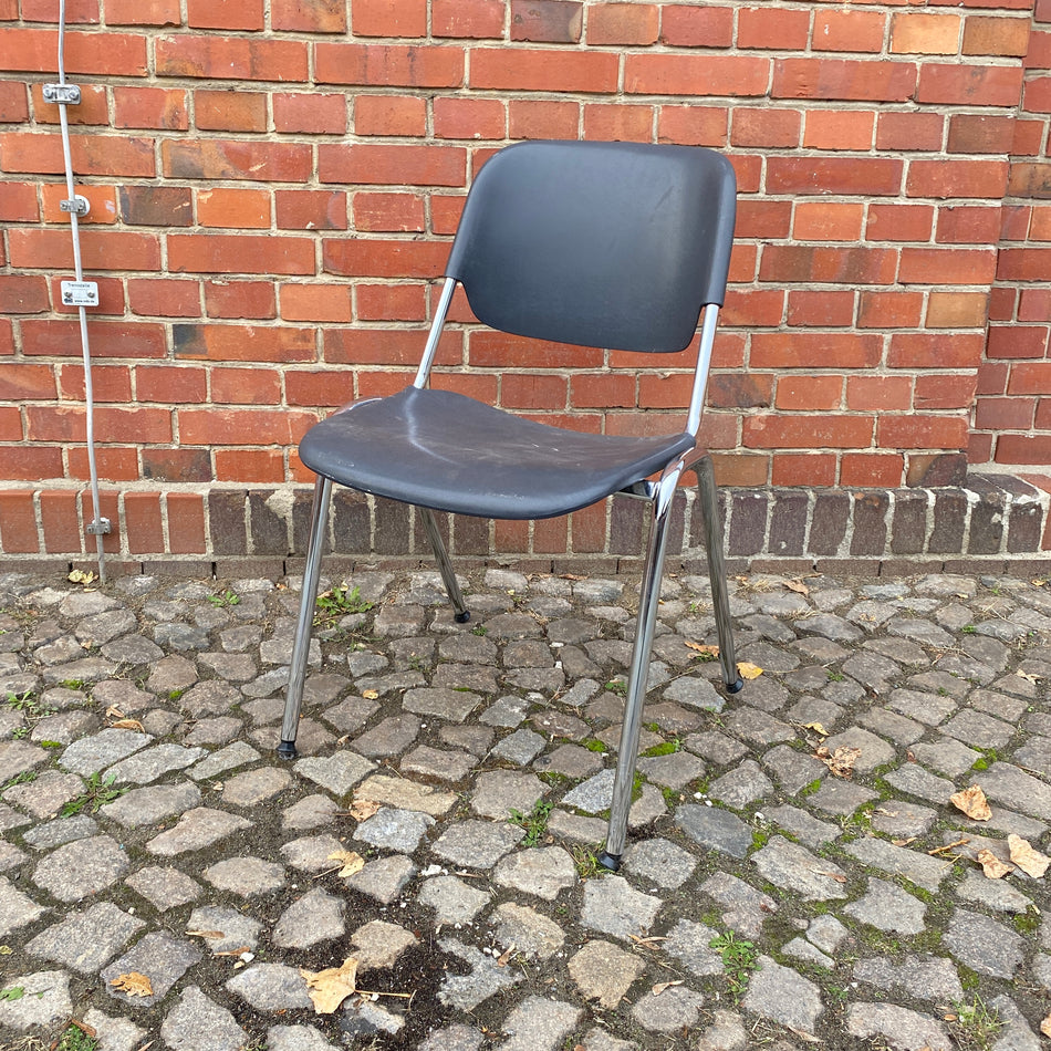 Helmut Starke Stuhl grau Kunststoff Stapelstuhl