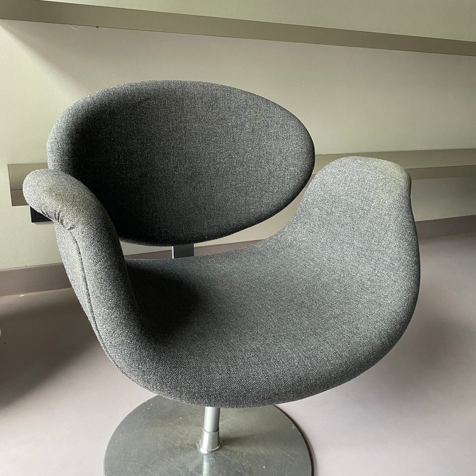 Designer Artifort Little Tulip Sessel gebraucht grau gepolstert drehbar aus Design-Hotel
