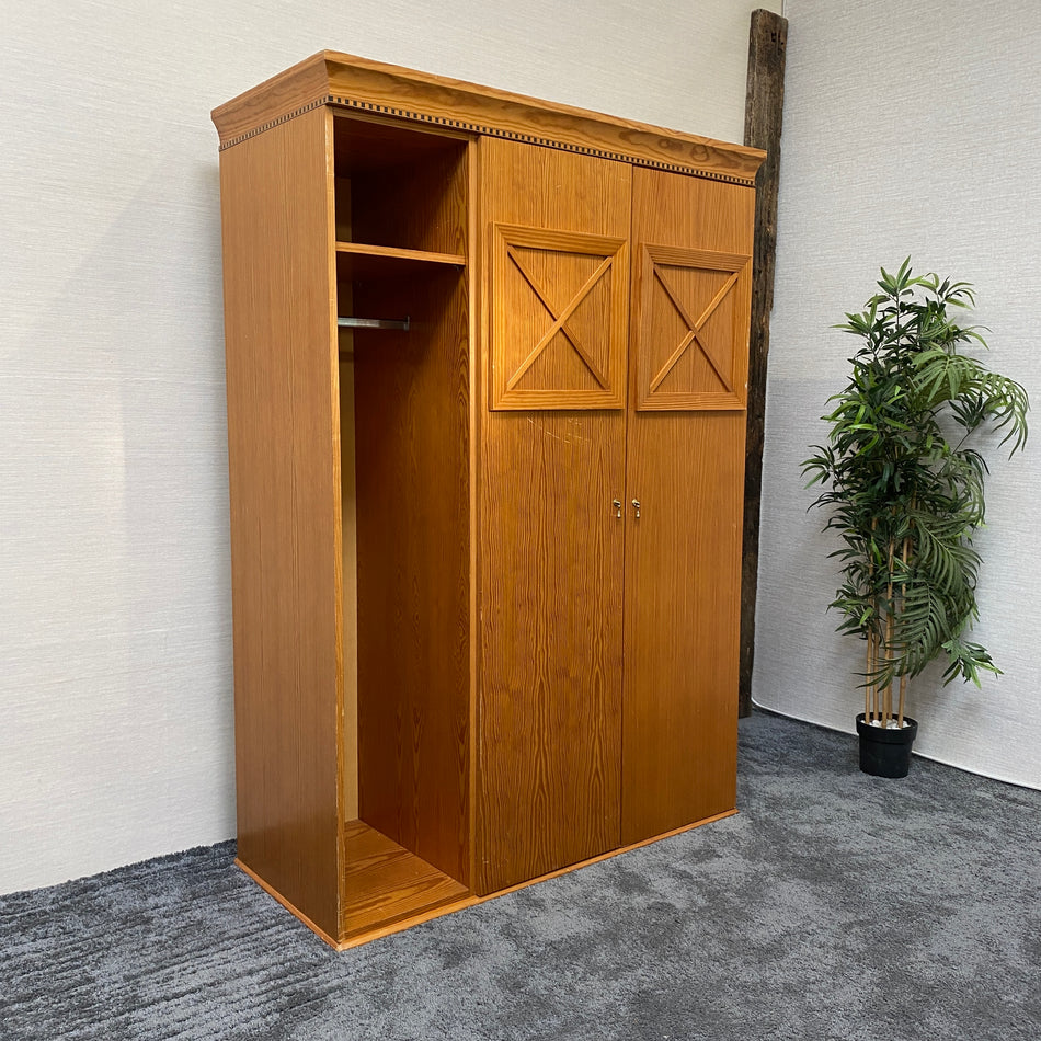 Großer Kleiderschrank L aus Kieferfurnier 3-türiger Schrank mit Kleiderstangen & Fächern gebraucht