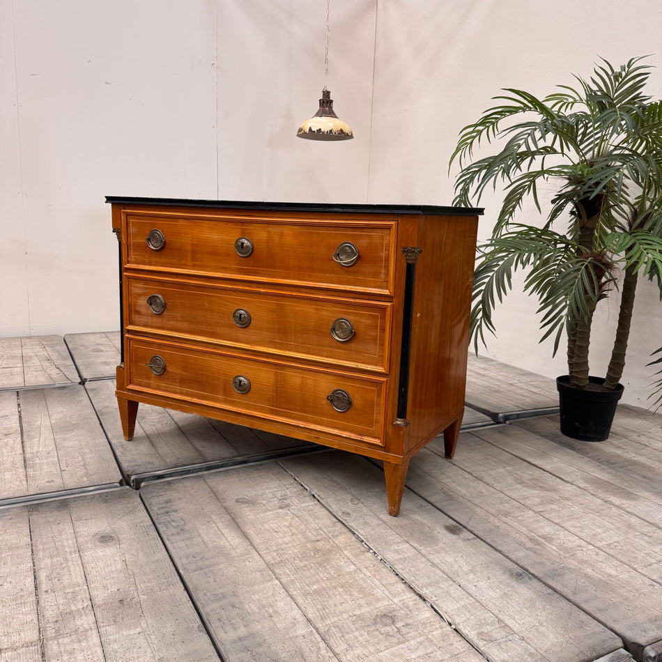 Elegante Kommode im Biedermeier-Stil Kirschholz Schrank 5-Sterne Schlosshotel