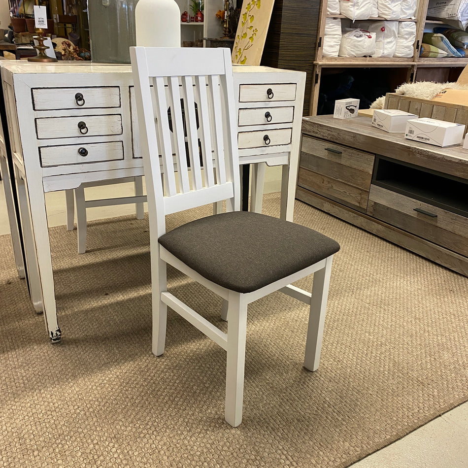 Weißer Holzstuhl mit Polstersitz – moderner Esszimmerstuhl im Landhausstil Stuhl