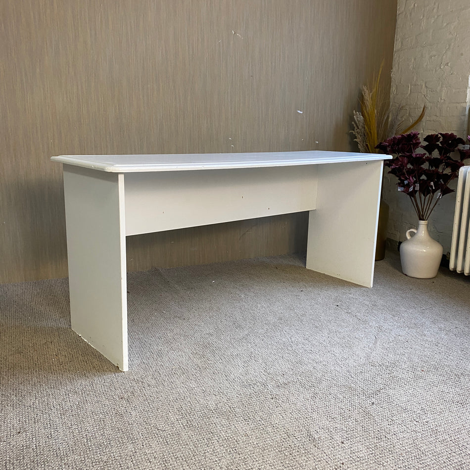 Schlichter weißer Schreibtisch im modernen Stil – minimaler Arbeitstisch – Tisch gebraucht