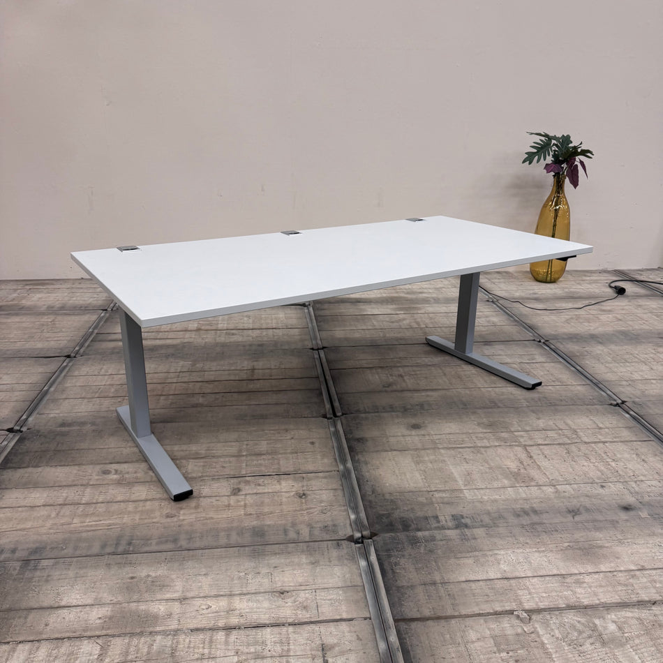 Elektrisch höhenverstellbarer OKA Schreibtisch 180x90 Weiß Arbeitsplatz Büro Tisch gebraucht