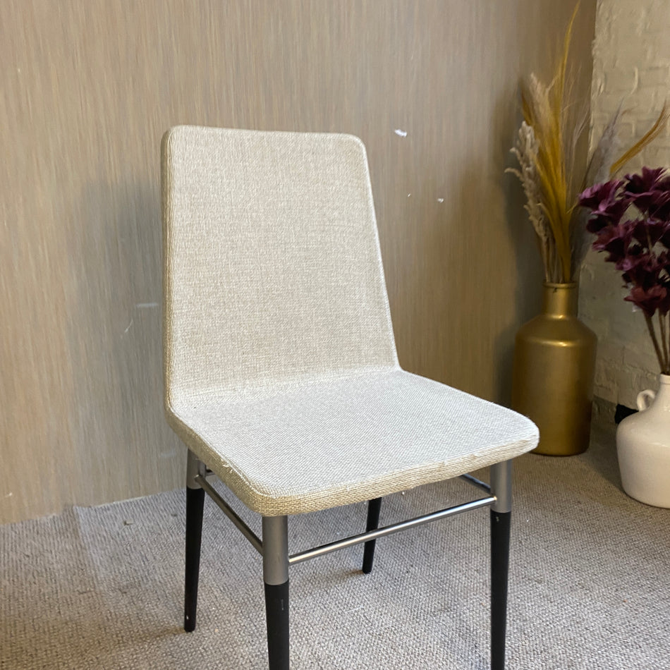 Moderner Polsterstuhl in Beige mit Metallbeinen – minimalistischer Esszimmerstuhl im Skandi Design Stuhl gebraucht