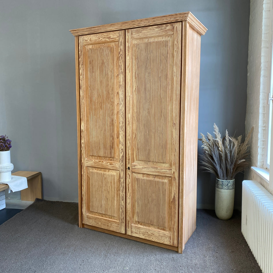 Schrank Vollholz 2-türig mit Garderobenstange