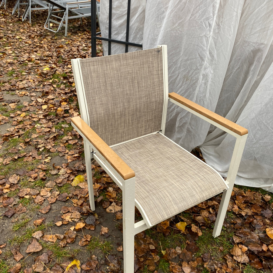 Gartenstuhl Aluminium in Creme/Braun mit Textilene & Holzarmlehnen – stapelbarer Outdoor Stuhl – gebraucht