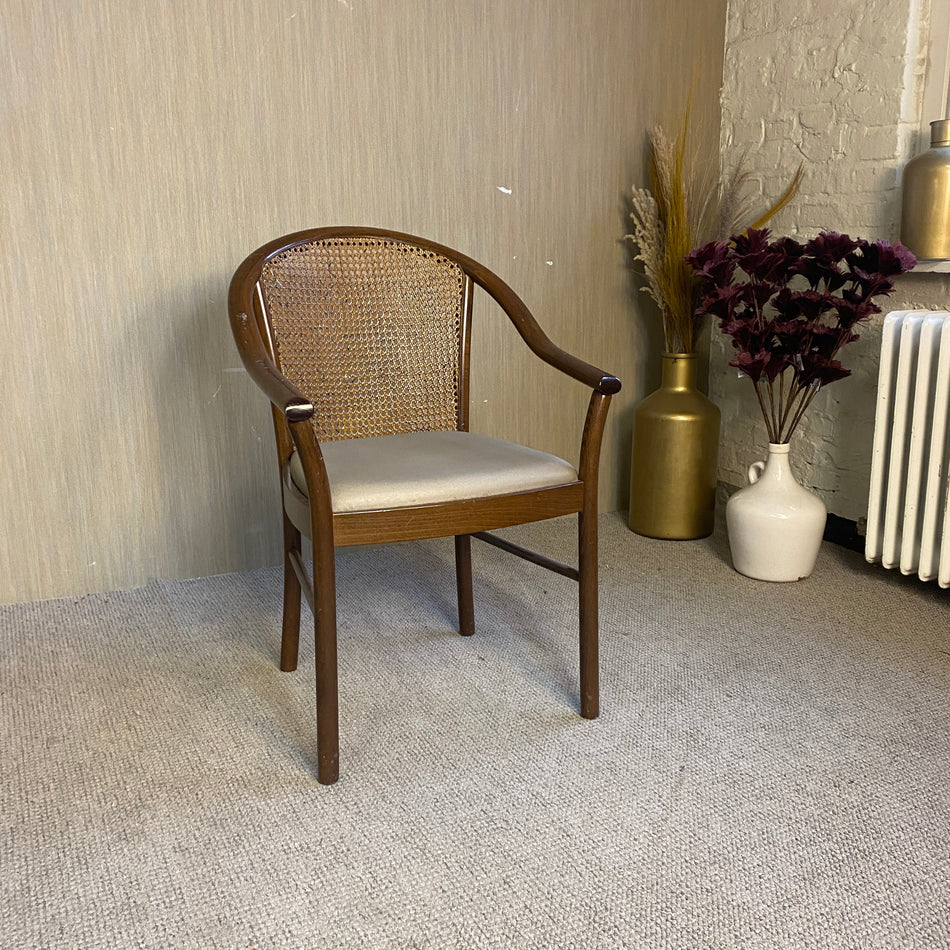 Holz-Armlehnstuhl mit Rattan-Rückenlehne – eleganter Vintage Stuhl gebraucht