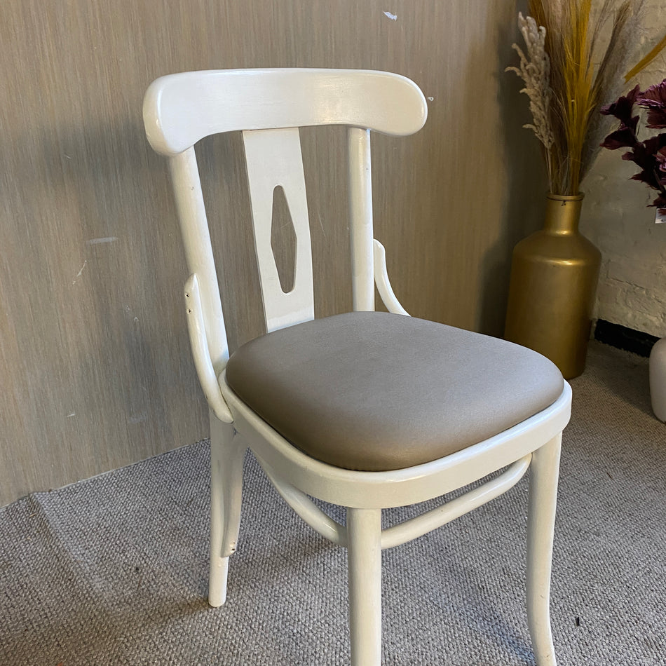 Weißer Landhausstuhl mit Polstersitz – klassischer Holzstuhl – Stuhl gebraucht