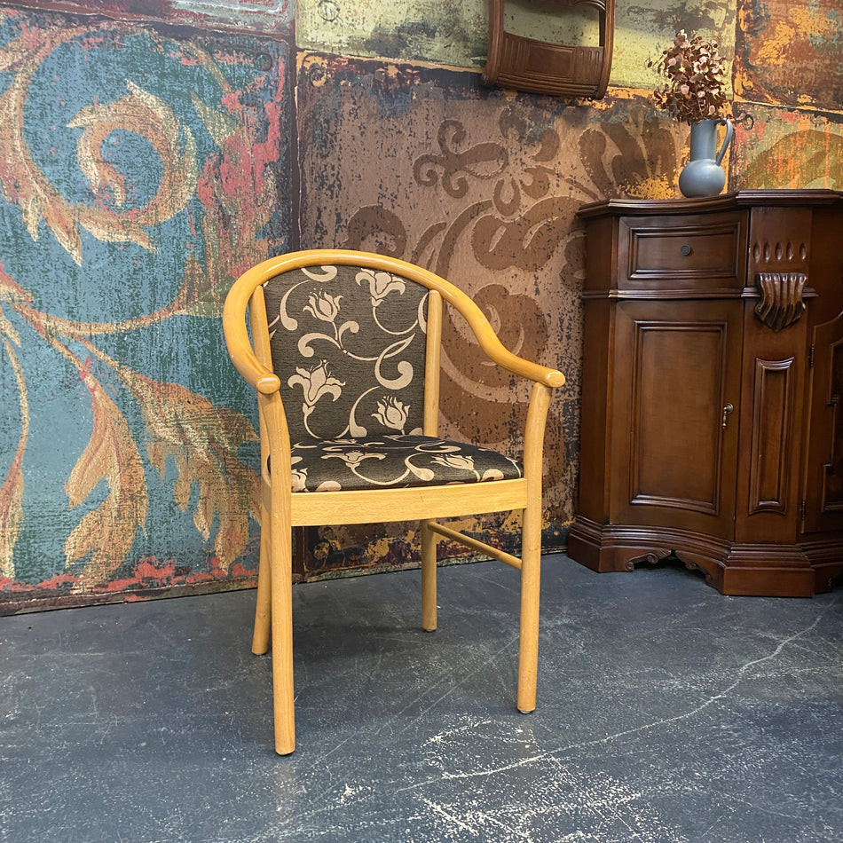 Armlehnstuhl aus Holz mit floralem Polster – eleganter Vintage Stuhl gebraucht